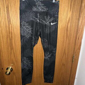 EUC Nike One Luxe Women's Mid-Rise 7/8 Leggings ---Medium--Black Floral